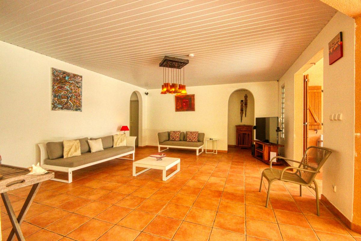 15Location villa piscine le diamant martinique_le salon intérieur